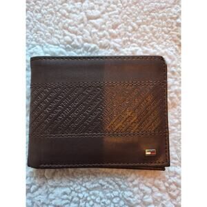 Tommy Hilfiger Bifold Wallet Mens Brown Leather Embossed Logo RFID Passcase